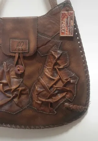 Bolso artesanal de cuero marrón estilo hippie boho