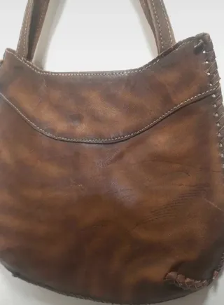 Bolso artesanal de cuero marrón estilo hippie boho