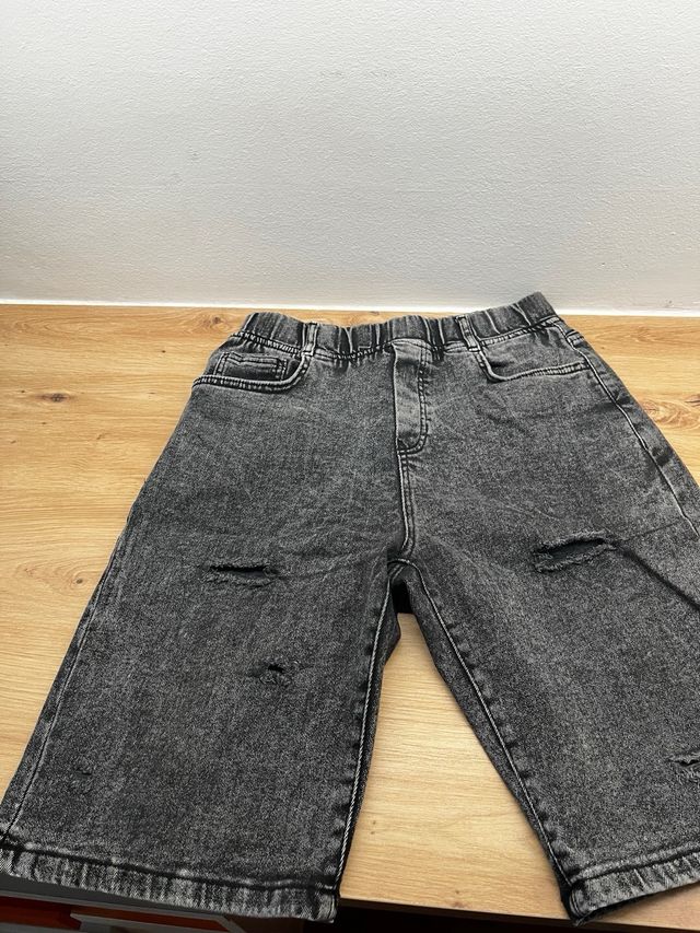 Pantalones vaqueros negros desgastados