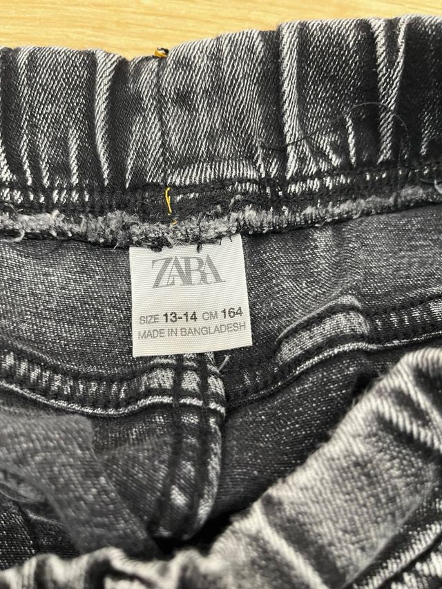 Pantalones vaqueros negros desgastados