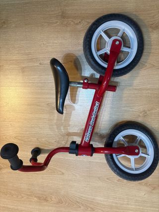 Bicicleta de equilibrio roja