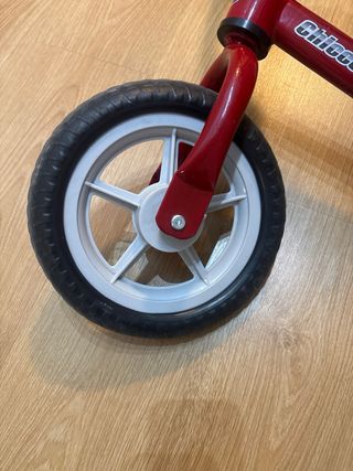 Bicicleta de equilibrio roja