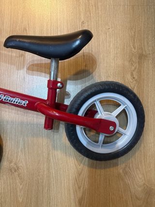 Bicicleta de equilibrio roja