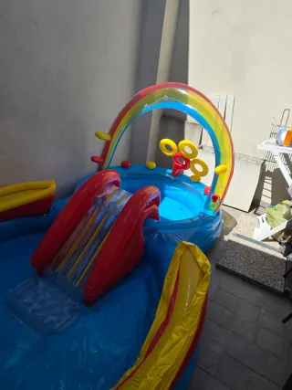 Piscina gonfiabile arcobaleno per bambini
