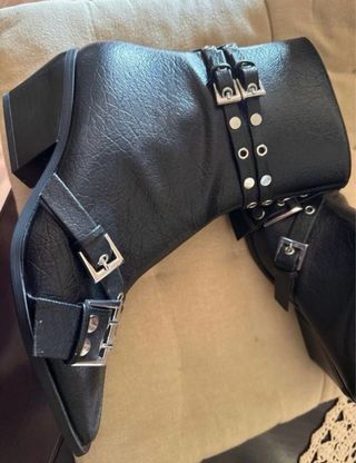 Botines negros con hebillas y tachuelas