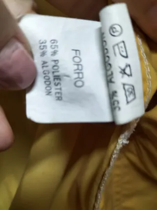 Chubasquero amarillo con capucha