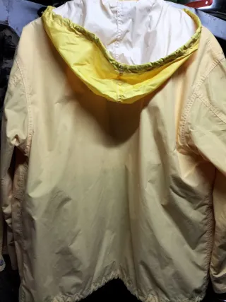 Chubasquero amarillo con capucha