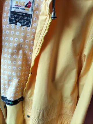 Chubasquero amarillo con capucha