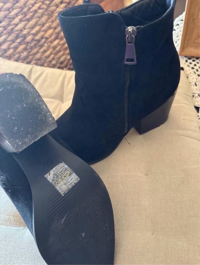 Botines negros con detalle plateado