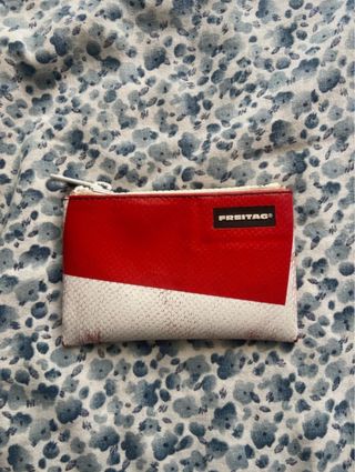 Monedero Freitag rojo y blanco