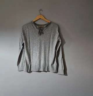 Jersey gris con lazo en espalda