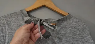 Jersey gris con lazo en espalda