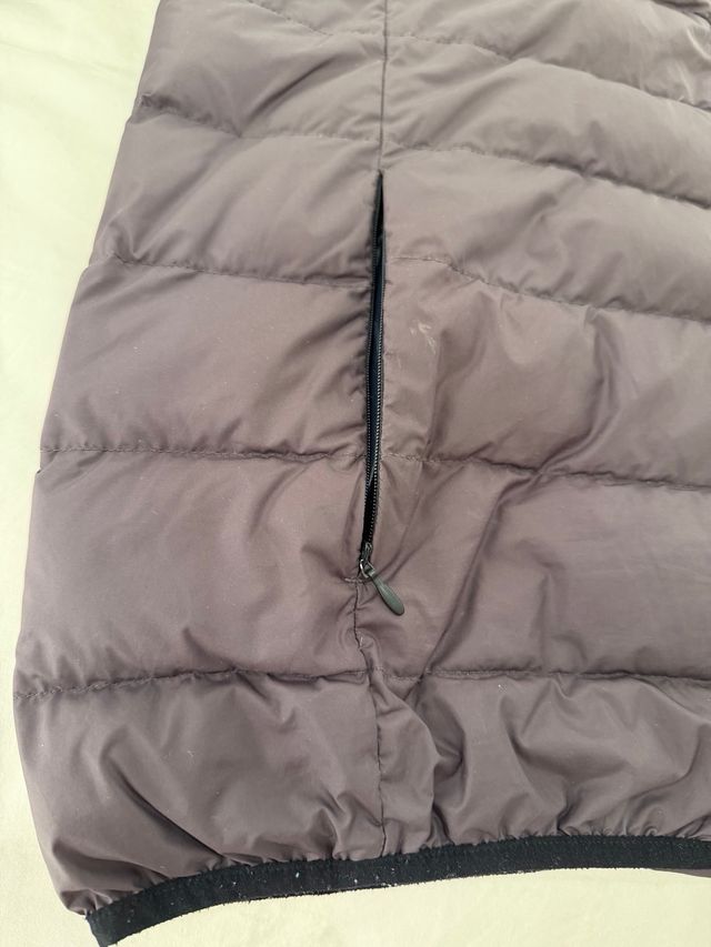 Cazadora Ecoalf granate con capucha