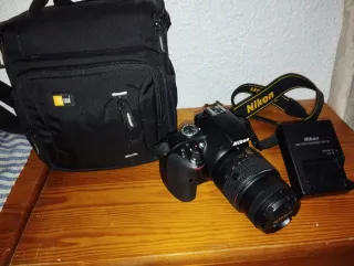 Nikon D3300 + Lente 18-55mm + Batería