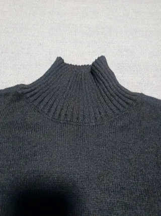 Jersey negro cuello alto