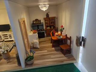 Casa de muñecas amarilla con muebles
