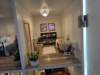 Casa de muñecas amarilla con muebles