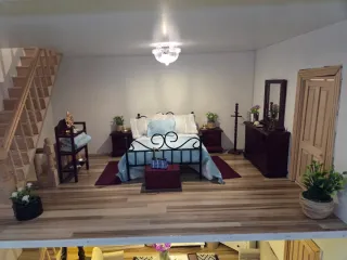 Casa de muñecas amarilla con muebles