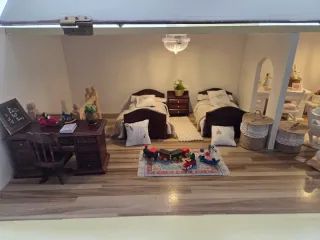 Casa de muñecas amarilla con muebles