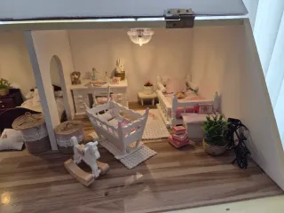 Casa de muñecas amarilla con muebles