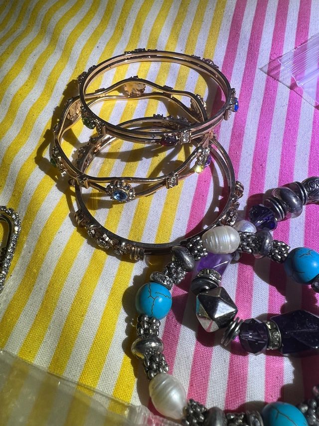 Conjunto bisutería collar y pendientes
 y broches