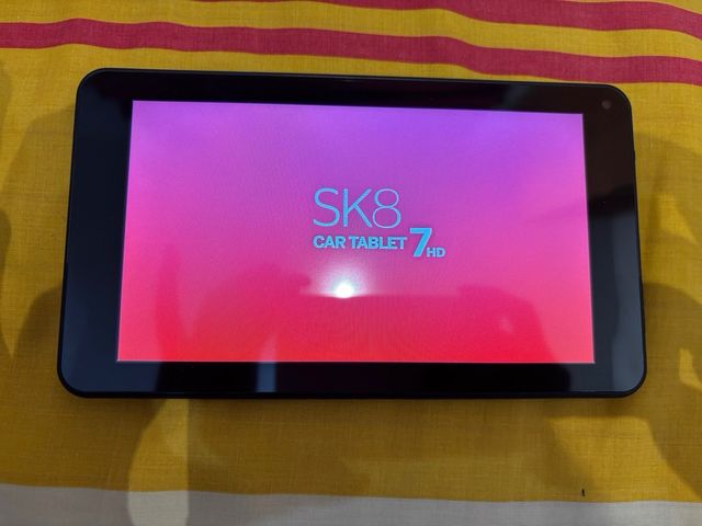 Tablet SK8 7 HD con supporto per auto