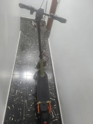 Patinete eléctrico verde lo vendo por motivos pers