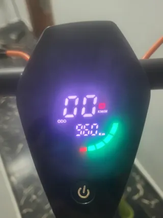 Patinete eléctrico verde lo vendo por motivos pers