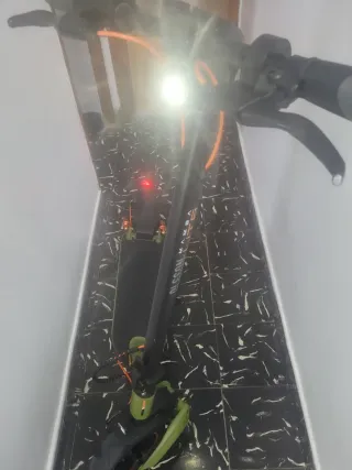 Patinete eléctrico verde lo vendo por motivos pers