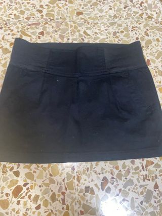 Falda vaquera corta negra con bolsillo