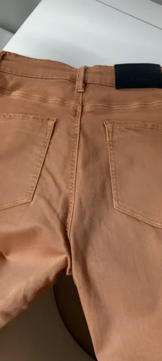 Pantaloni Stradivarius elasticizzati color tabacco