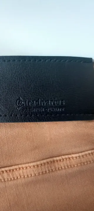 Pantaloni Stradivarius elasticizzati color tabacco