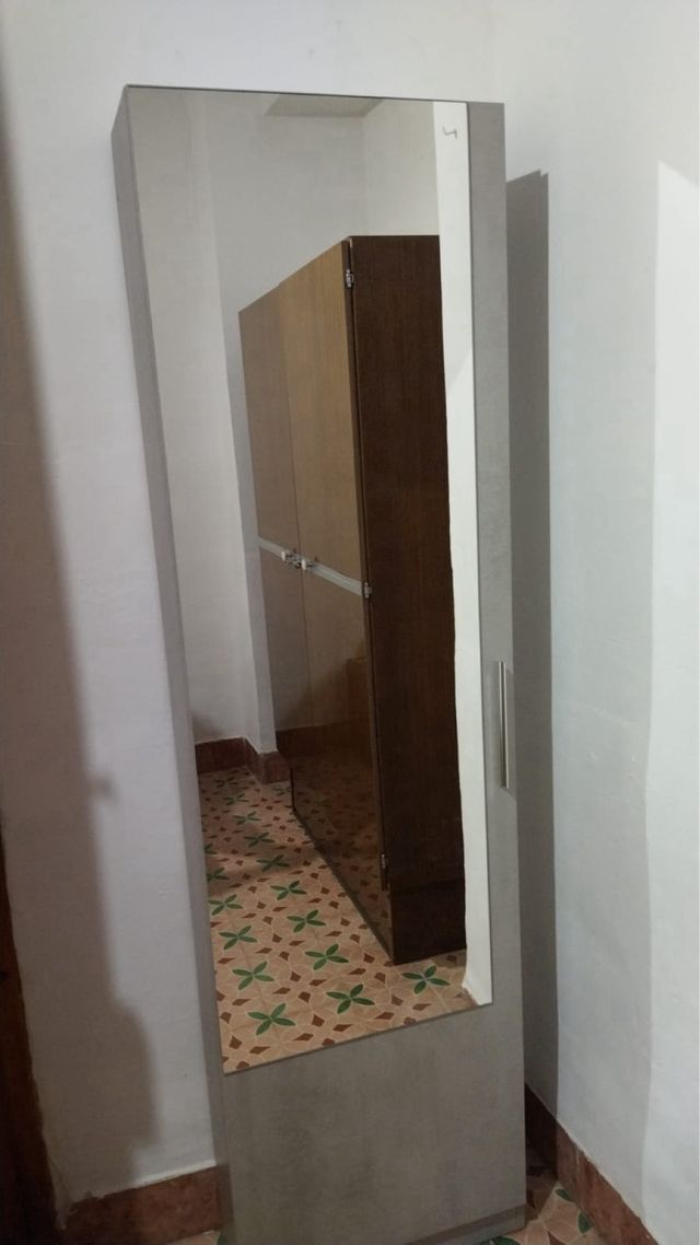 scarpiera grigia in legno e metallo