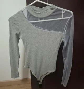 Body gris con transparencias