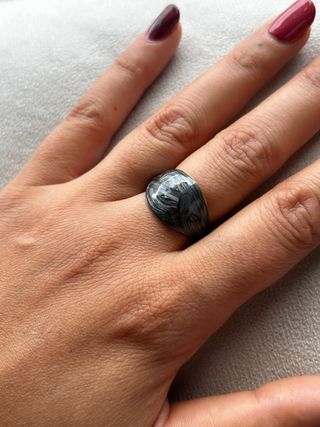 Anello nero effetto marmorizzato