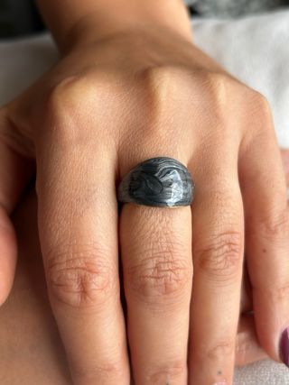 Anello nero effetto marmorizzato