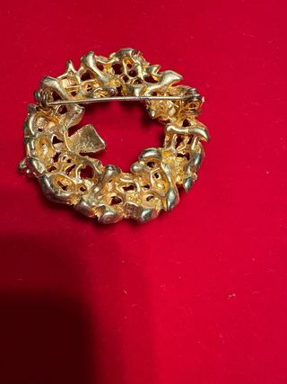 Spilla antica a forma di corona natalizia