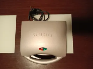 Sandwichera Moulinex plateada