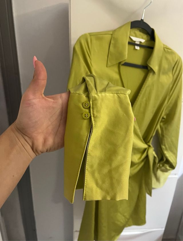 Vestido satén verde cruzado