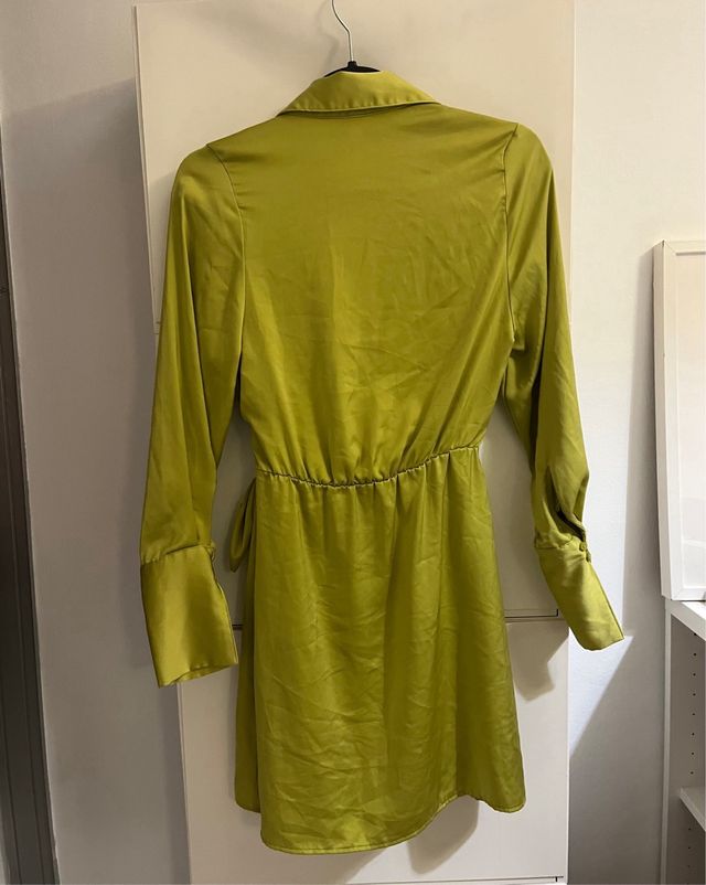 Vestido satén verde cruzado