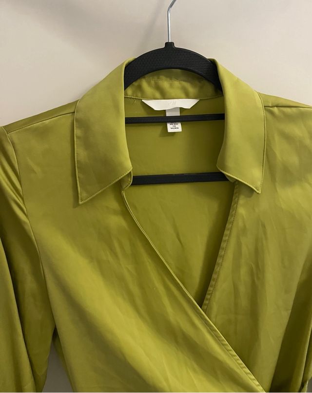 Vestido satén verde cruzado