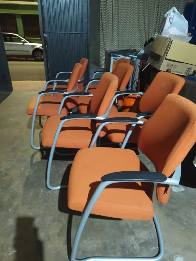 Sillas de oficina naranja y gris