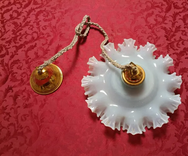 Vecchio lampadario in vetro opalino