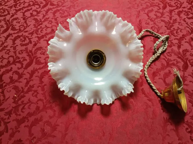 Vecchio lampadario in vetro opalino