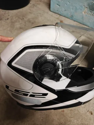 Casco de moto LS2 blanco y negro