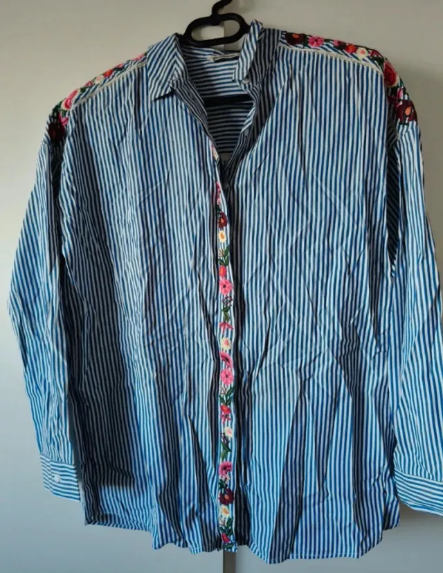 Camisa Stradivarius rayas flores Talla S