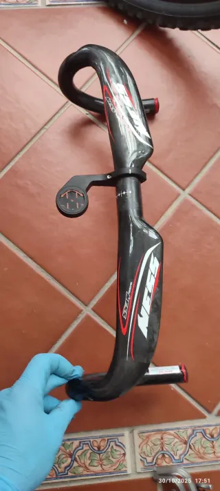 Manillar de carbono para bicicleta de carretera.
