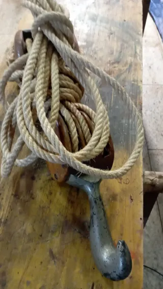 Aparejo antiguo 2 poleas madera y metal