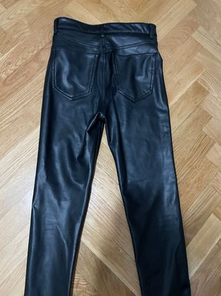 Pantalón cuero ajustado negro