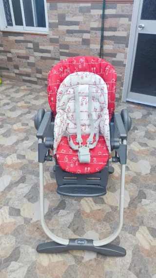 Trona bebé regulable en altura de la marca Chicco